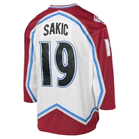 Maillot de joueur la ligne bleue l'Avalanche du Colorado 2000 blanc Joe Sakic Mitchell & Ness pour jeunes