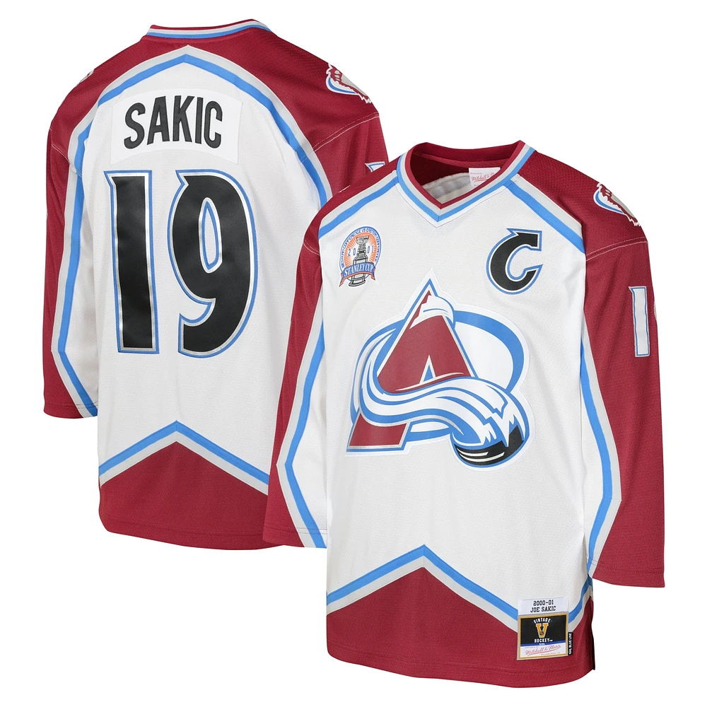 Maillot de joueur la ligne bleue l'Avalanche du Colorado 2000 blanc Joe Sakic Mitchell & Ness pour jeunes