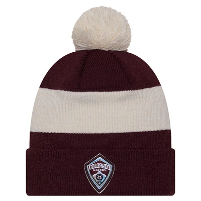 Bonnet en tricot à revers avec pompon New Era pour hommes, bordeaux Colorado Rapids 2024 Kick Off Collection