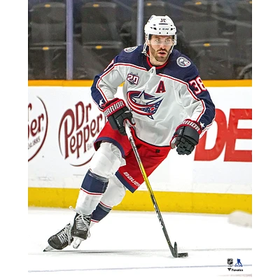 Maillot blanc non signé de Boone Jenner des Blue Jackets Columbus patinant avec la rondelle contre les Predators Nashville