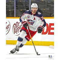 Maillot blanc non signé de Boone Jenner des Blue Jackets Columbus patinant avec la rondelle contre les Predators Nashville