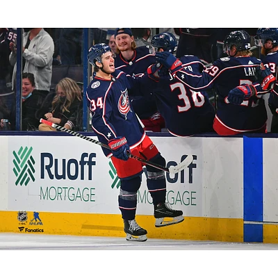 Cole Sillinger des Blue Jackets de Columbus félicite ses coéquipiers non signés après avoir marqué leur premier but en carrière dans la LNH