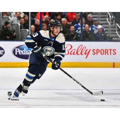Photo des patins non signés Blue Jackets de Columbus Johnny Gaudreau avec la rondelle
