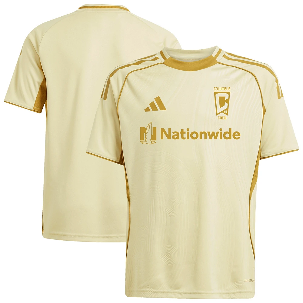Haut d'avant-match adidas Tan Columbus Crew 2025 One Planet pour jeunes