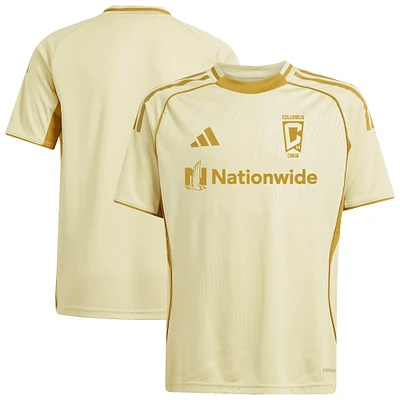 Haut d'avant-match adidas Tan Columbus Crew 2025 One Planet pour jeunes