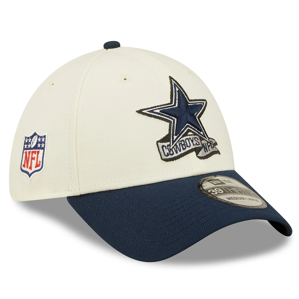 Casquette 39THIRTY Flex 2 tons pour homme New Era crème/bleu marine Dallas Cowboys 2022 Sideline