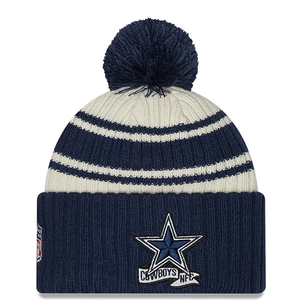 Bonnet en tricot à revers avec pompons pour homme Dallas Cowboys 2022 Sideline Sport New Era, crème/bleu marine