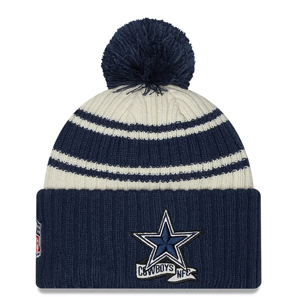 Pour homme New Era crème/bleu marine Dallas Cowboys 2022 Sideline - Tuque sport en tricot à revers avec pompons