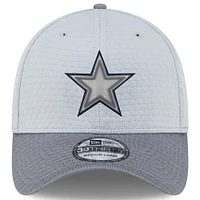 Casquette flexible 39THIRTY pour hommes des Dallas Cowboys 2024 NFL Training Camp New Era, grise