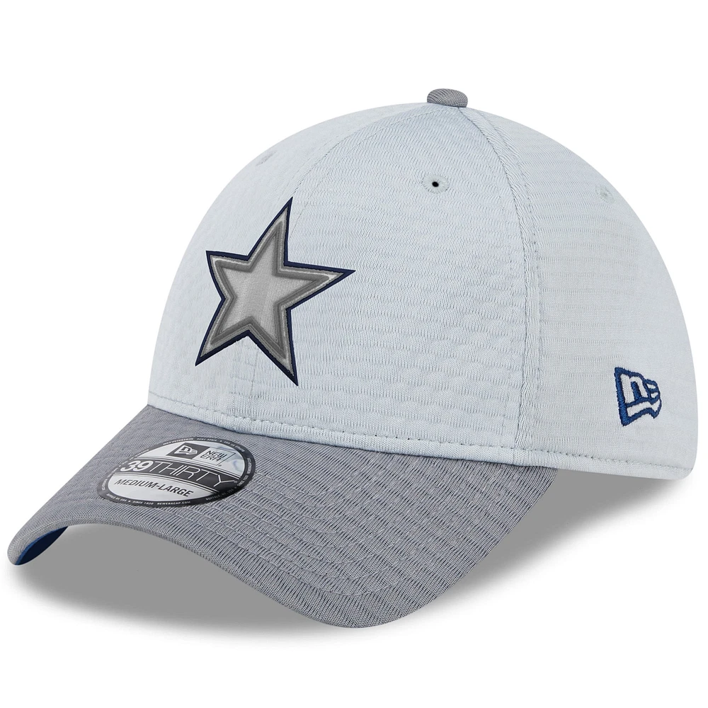 Casquette flexible 39THIRTY pour hommes des Dallas Cowboys 2024 NFL Training Camp New Era, grise