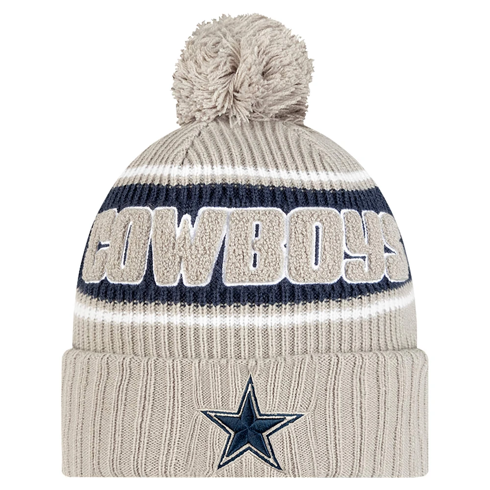 Bonnet tricoté à revers avec pompon Dallas Cowboys 2024 Sideline Sport pour homme New Era gris