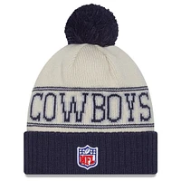 Bonnet en tricot à revers avec pompons pour homme Dallas Cowboys 2023 Sideline Historic bleu marine New Era