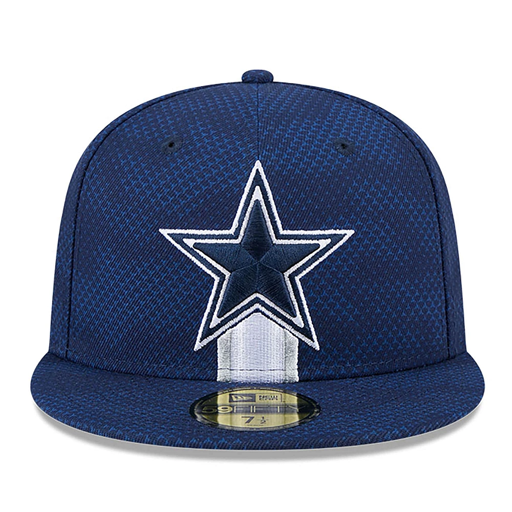 Casquette ajustée 59FIFTY New Era pour hommes des Dallas Cowboys 2024 Sideline bleu marine