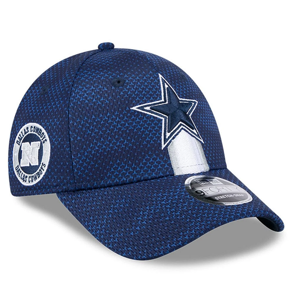 Casquette extensible à bouton-pression New Era pour hommes des Dallas Cowboys 2024 Sideline 9FORTY bleu marine