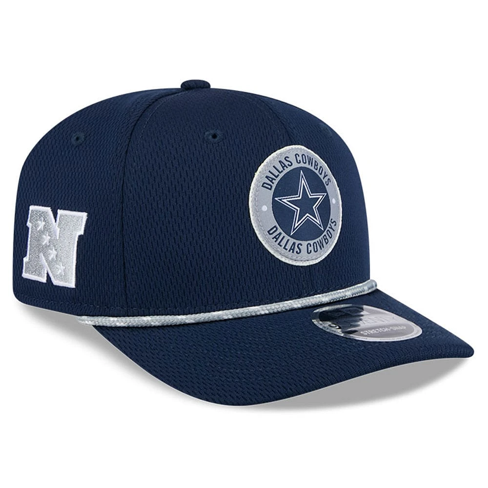 Casquette extensible à bouton-pression New Era pour hommes des Dallas Cowboys 2024 Sideline 9SEVENTY bleu marine