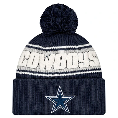 Bonnet en tricot à revers avec pompon Dallas Cowboys 2024 Sideline Sport New Era bleu marine pour homme