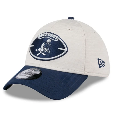 Casquette flexible 39THIRTY Dallas Cowboys 2024 Sideline Historic New Era pour hommes, pierre/bleu marine