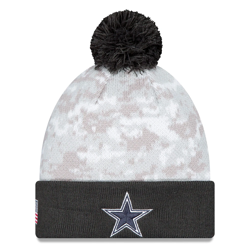 Bonnet en tricot à revers avec pompon et motif camouflage numérique Dallas Cowboys 2024 Salute To Service New Era blanc/graphite pour homme