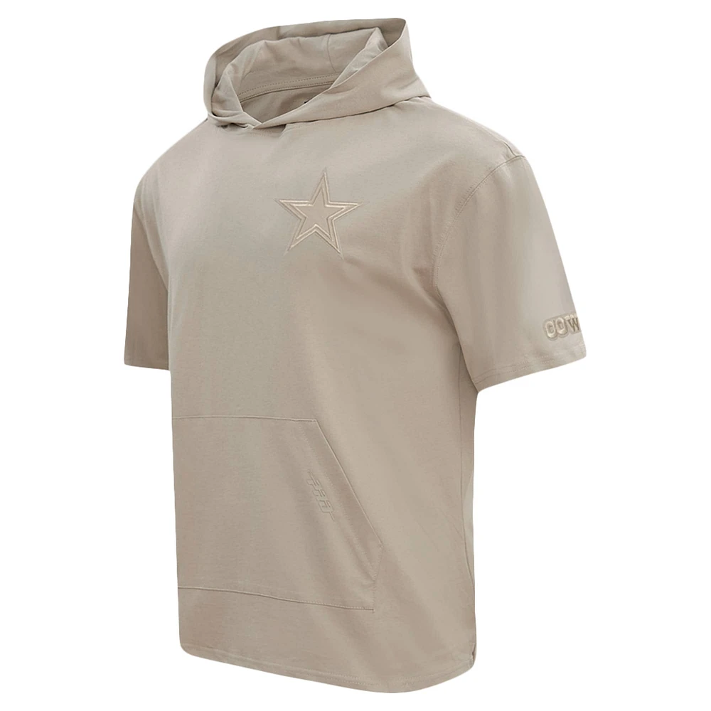 Sweat à capuche manches courtes pour homme Pro Standard Tan Dallas Cowboys Neutrals Capsule