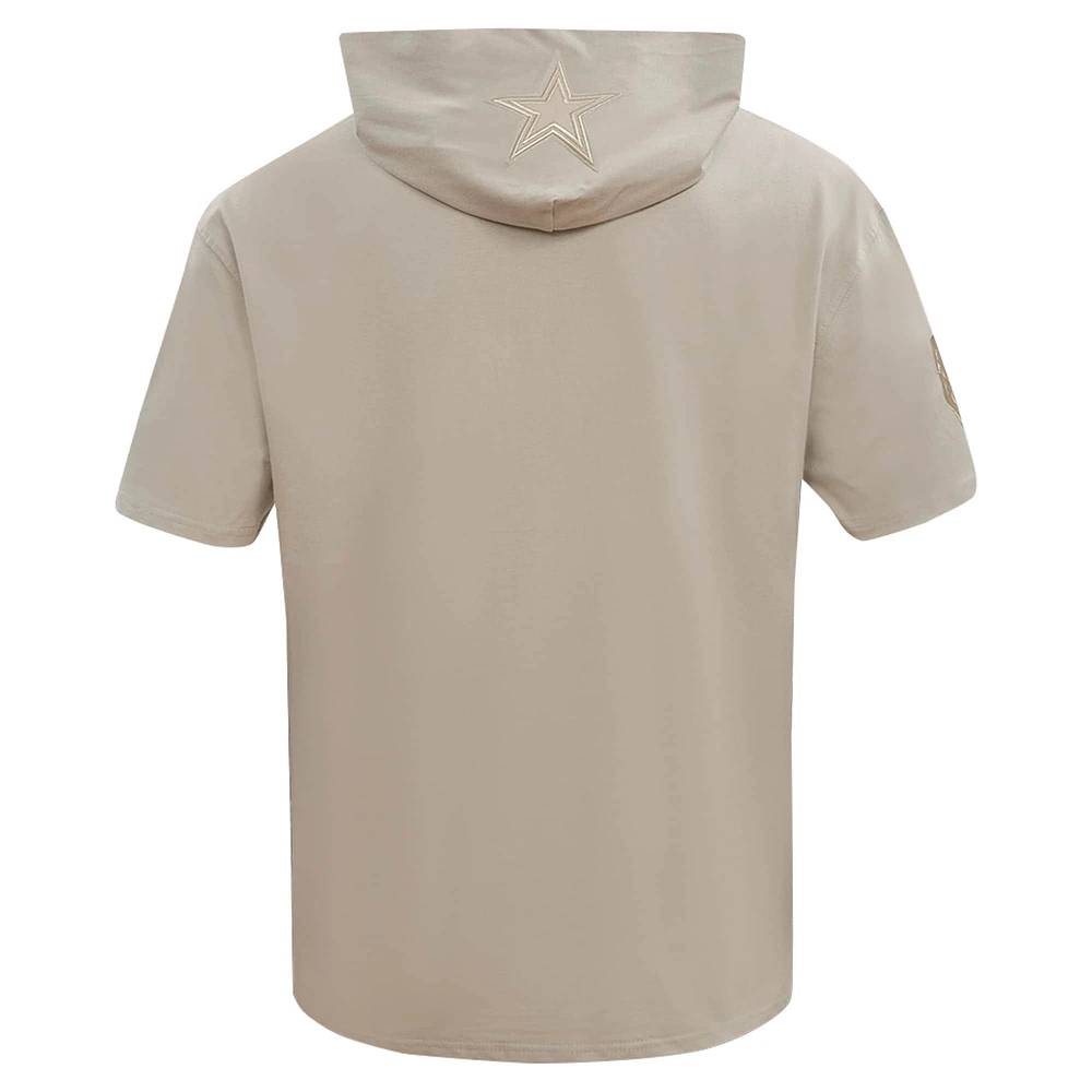 Sweat à capuche manches courtes pour homme Pro Standard Tan Dallas Cowboys Neutrals Capsule