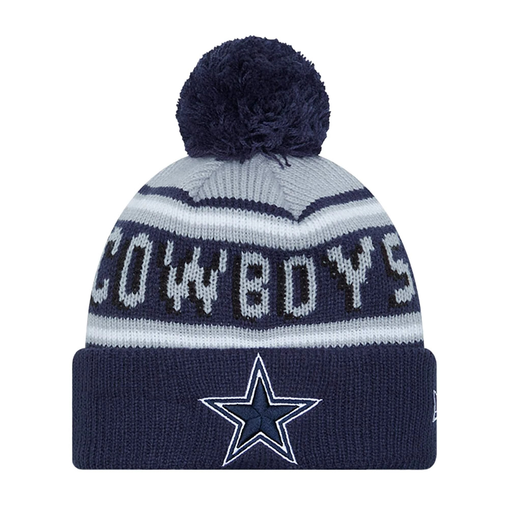 Bonnet en tricot à revers avec pompon et inscription principale Dallas Cowboys de New Era pour enfant d'âge préscolaire