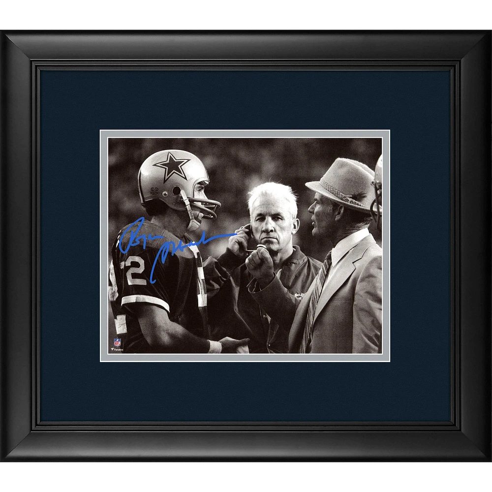 Photographie encadrée autographiée de 8" x 10" de Roger Staubach des Cowboys de Dallas en train de parler avec Landry