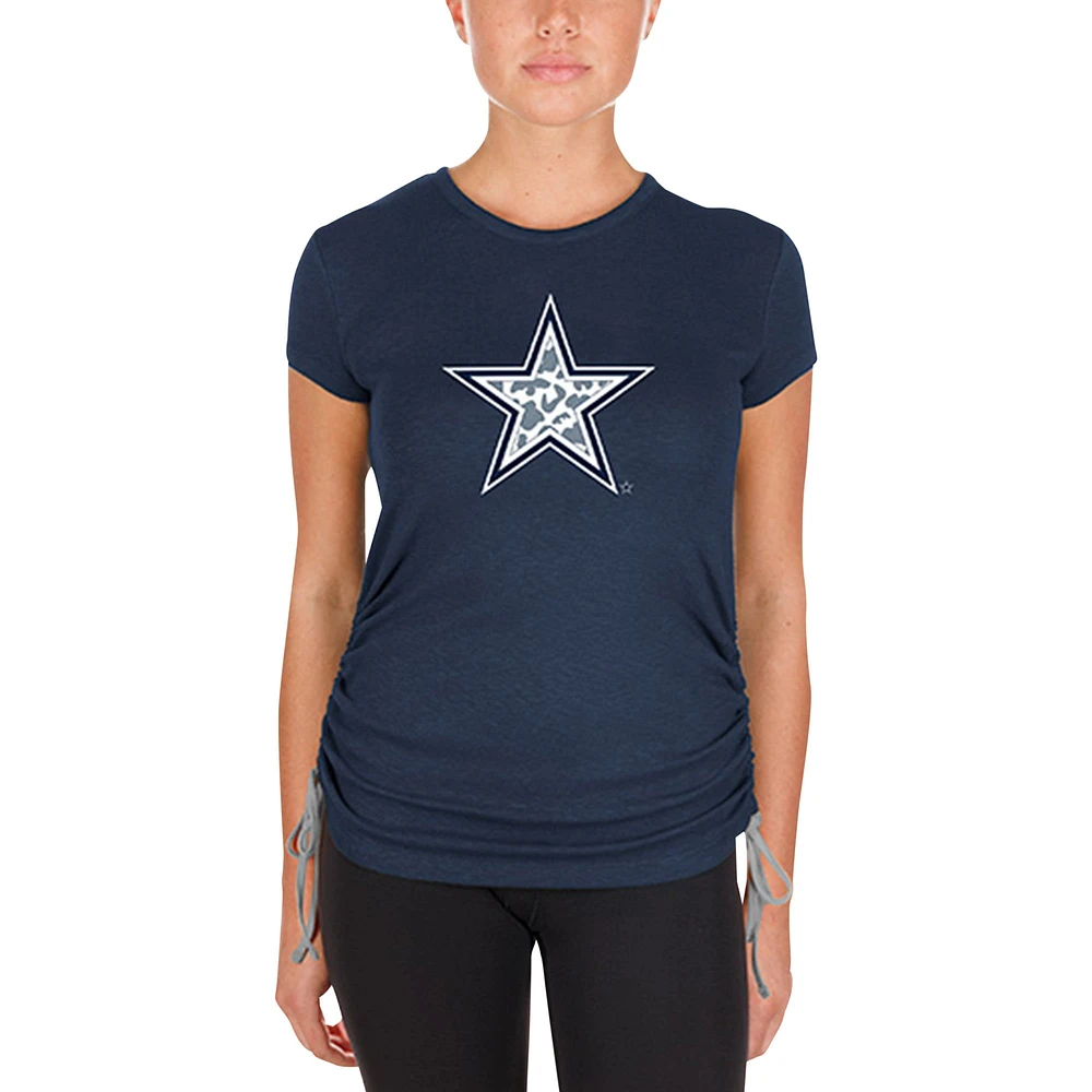 T-shirt froncé sur le côté des Dallas Cowboys New Era pour femme bleu marine