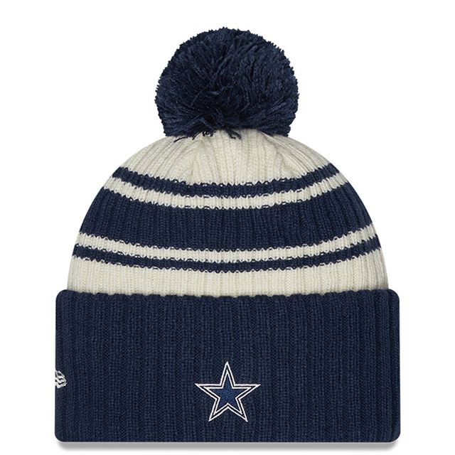 Jeune New Era Dallas Cowboys 2022 Sideline crème/bleu marine - Tuque sport en tricot à revers avec pompons