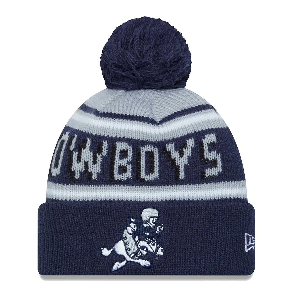 Bonnet en tricot à revers principal Gridiron Classics des Dallas Cowboys New Era gris/bleu marine avec pompon