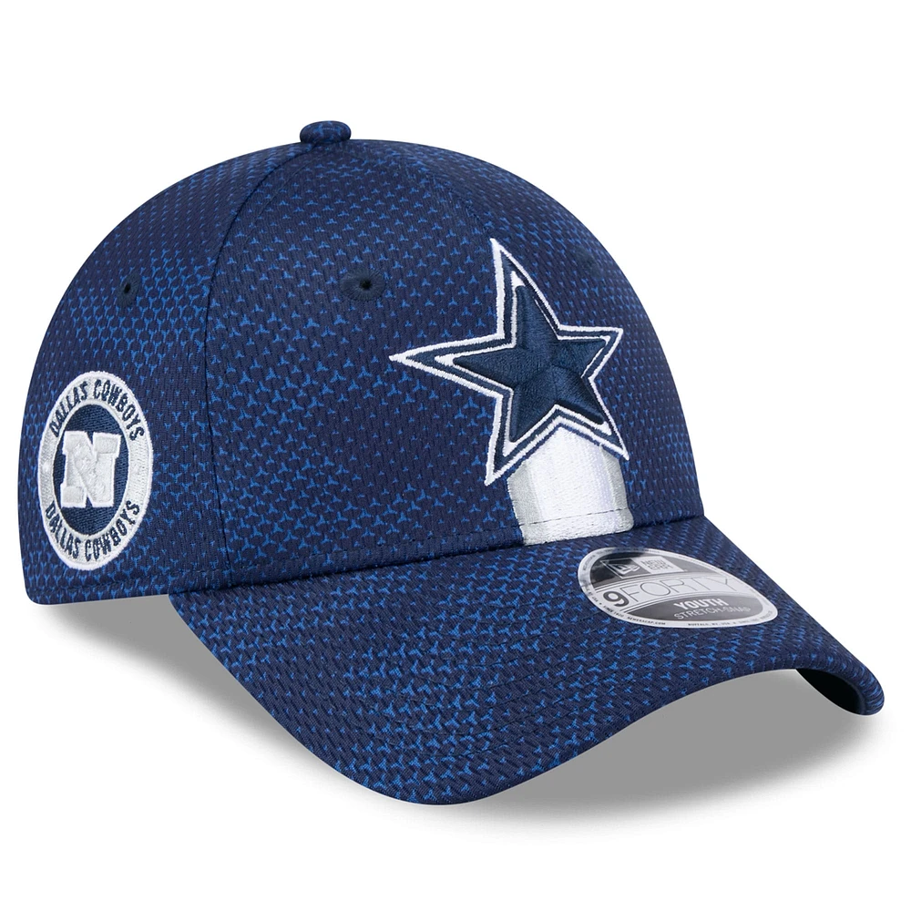 Youth New Era  Navy Dallas Cowboys 2024 NFL Sideline 9FORTY Stretch-Snap Hat