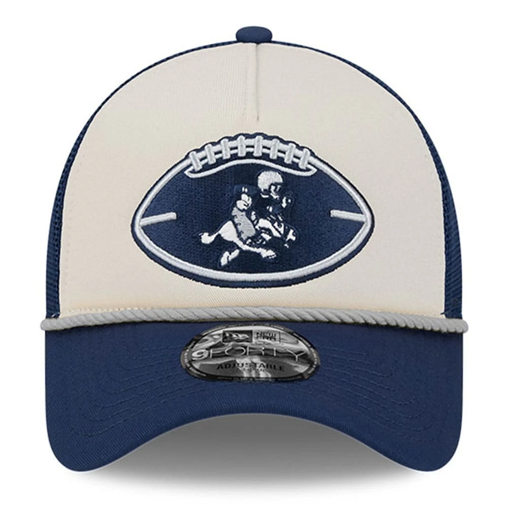 Casquette réglable de camionneur A-Frame New Era Stone/Navy Dallas Cowboys 2024 Sideline Historic 9FORTY pour jeune