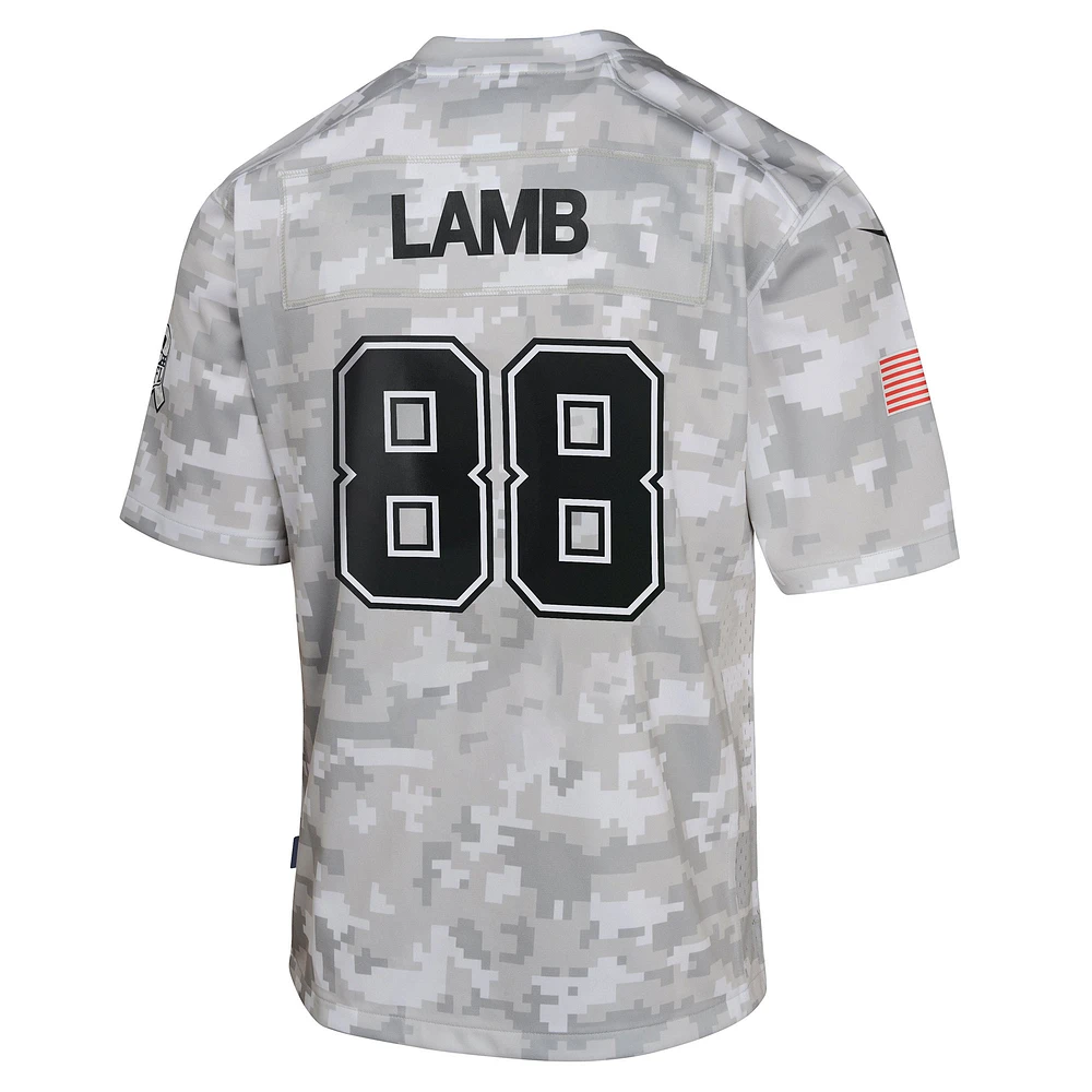 Maillot de match Salute to Service 2024 des Cowboys Dallas Nike CeeDee Lamb Arctic Camo pour jeune