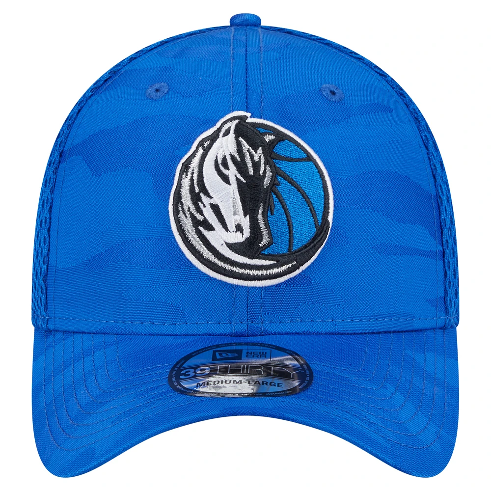 Casquette 39THIRTY Flex bleu Dallas Mavericks Subtle Camo New Era pour homme