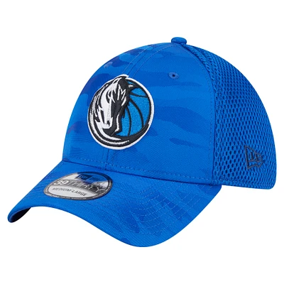Casquette 39THIRTY Flex bleu Dallas Mavericks Subtle Camo New Era pour homme