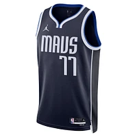 Maillot Jordan Brand Luka Doncic Navy Dallas Mavericks Swingman pour Homme - Statement Edition
