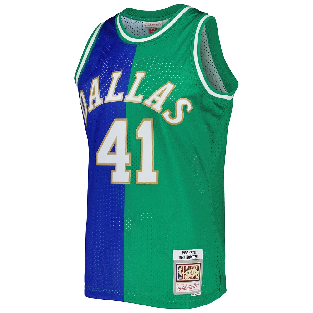 Maillot Mitchell & Ness Dirk Nowitzki bleu/vert Dallas Mavericks Hardwood Classics 1998/2019 Split Swingman pour hommes