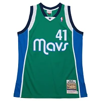 Maillot authentique vert Mitchell & Ness Dirk Nowitzki Dallas Mavericks 2004/05 Hardwood Classics pour homme