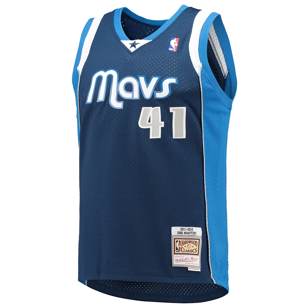 Maillot Mitchell & Ness Dirk Nowitzki bleu marine Dallas Mavericks 2011/12 Hardwood Classics Swingman pour hommes