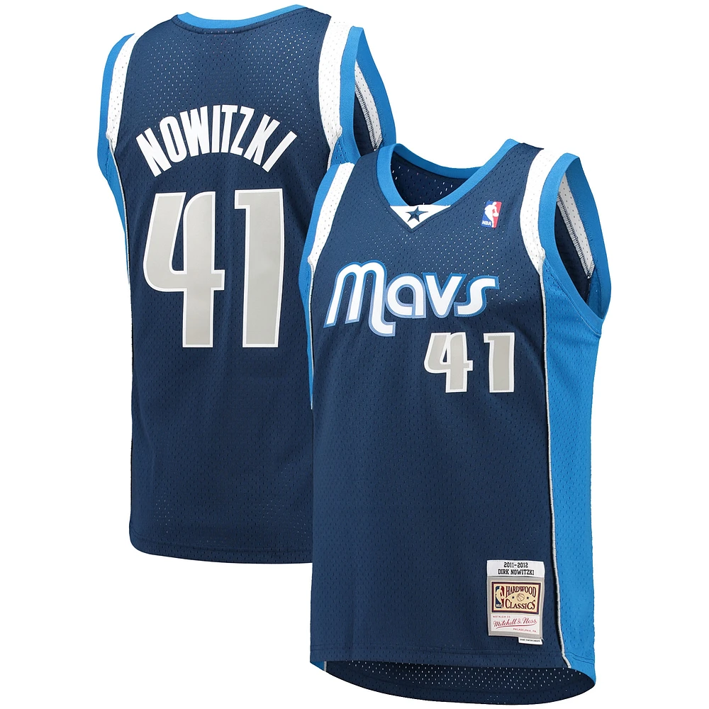 Maillot Mitchell & Ness Dirk Nowitzki bleu marine Dallas Mavericks 2011/12 Hardwood Classics Swingman pour hommes