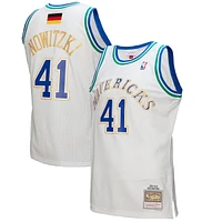 Maillot Mitchell & Ness Dirk Nowitzki pour homme, blanc, Dallas Mavericks 1998/2019 Hardwood Classics, drapeau allemand Swingman