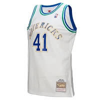 Maillot Mitchell & Ness Dirk Nowitzki pour homme, blanc, Dallas Mavericks 1998/2019 Hardwood Classics, drapeau allemand Swingman