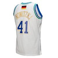 Maillot Mitchell & Ness Dirk Nowitzki pour homme, blanc, Dallas Mavericks 1998/2019 Hardwood Classics, drapeau allemand Swingman