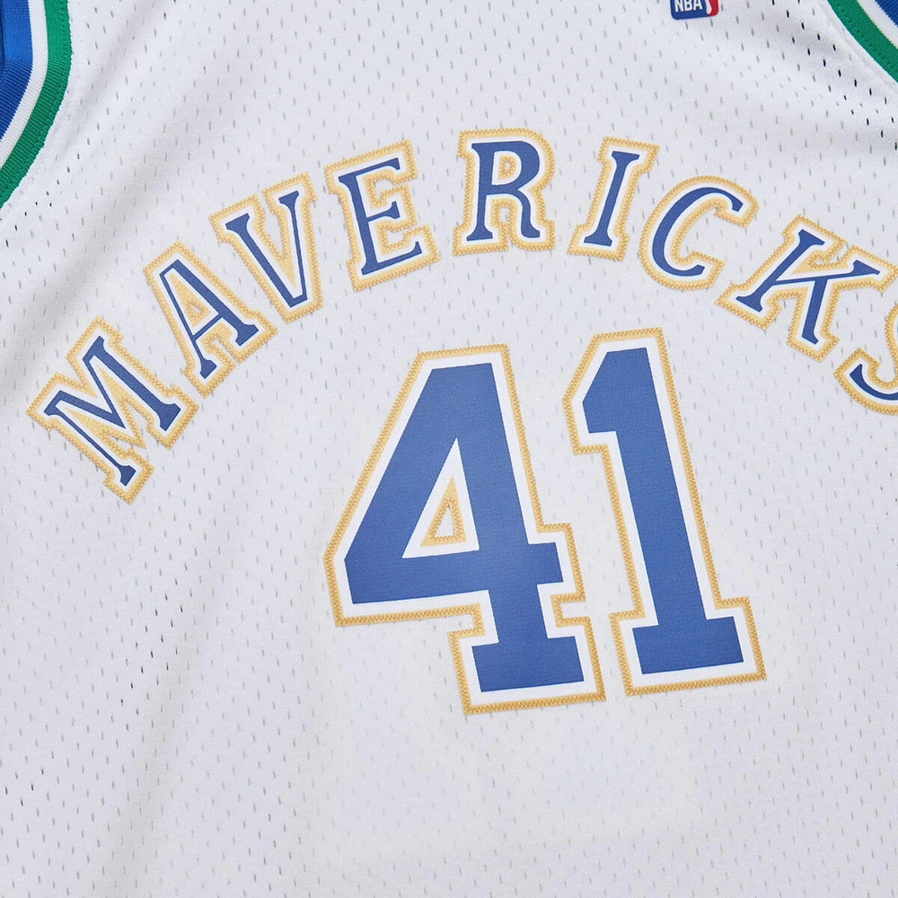 Maillot Mitchell & Ness Dirk Nowitzki pour homme, blanc, Dallas Mavericks 1998/2019 Hardwood Classics, drapeau allemand Swingman