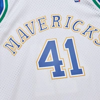 Maillot Mitchell & Ness Dirk Nowitzki pour homme, blanc, Dallas Mavericks 1998/2019 Hardwood Classics, drapeau allemand Swingman