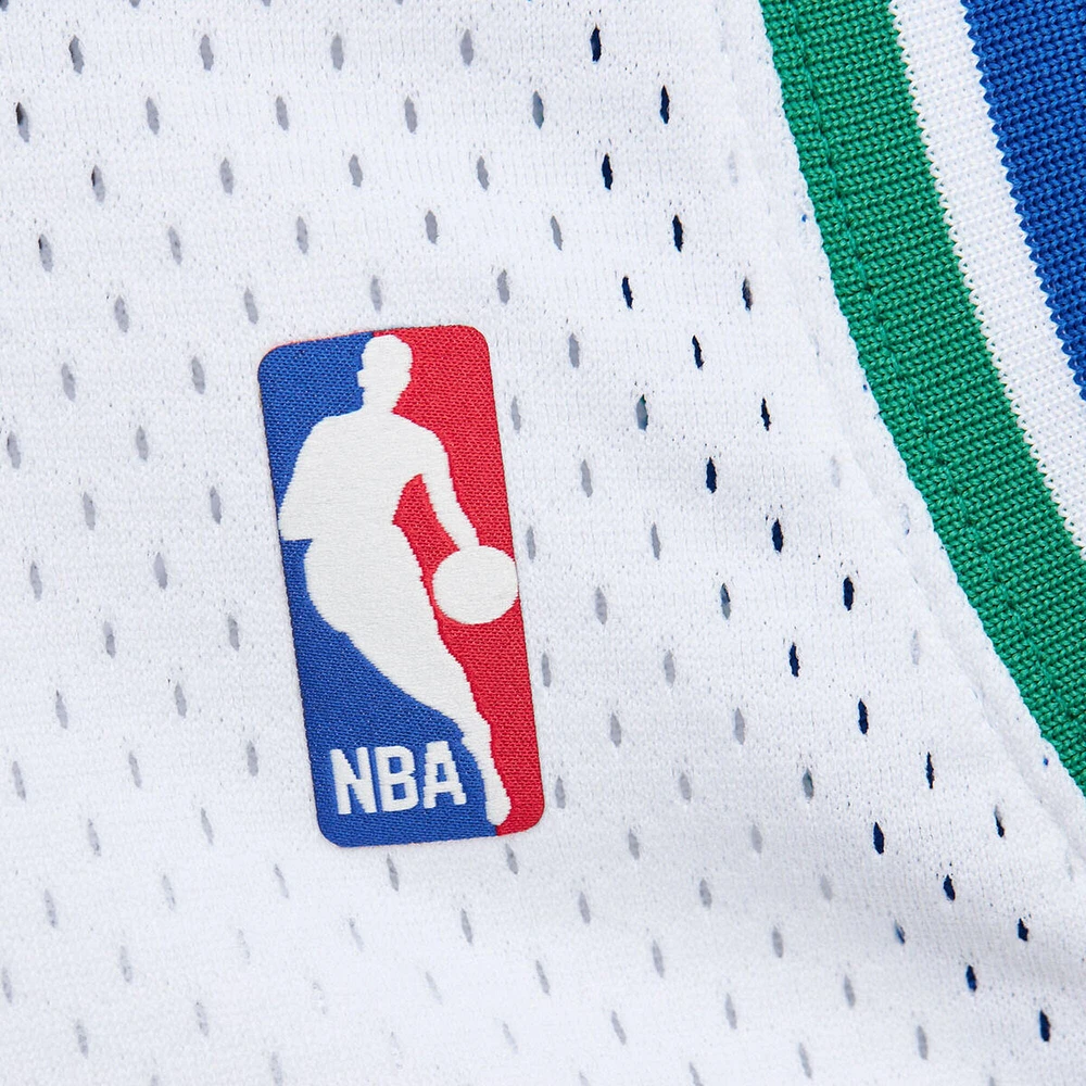 Maillot Mitchell & Ness Dirk Nowitzki pour homme, blanc, Dallas Mavericks 1998/2019 Hardwood Classics, drapeau allemand Swingman
