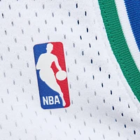 Maillot Mitchell & Ness Dirk Nowitzki pour homme, blanc, Dallas Mavericks 1998/2019 Hardwood Classics, drapeau allemand Swingman
