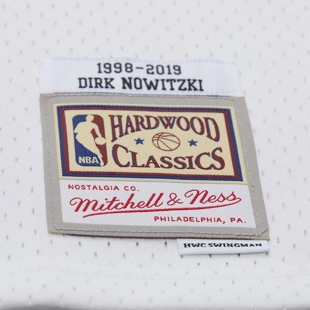 Maillot Mitchell & Ness Dirk Nowitzki pour homme, blanc, Dallas Mavericks 1998/2019 Hardwood Classics, drapeau allemand Swingman