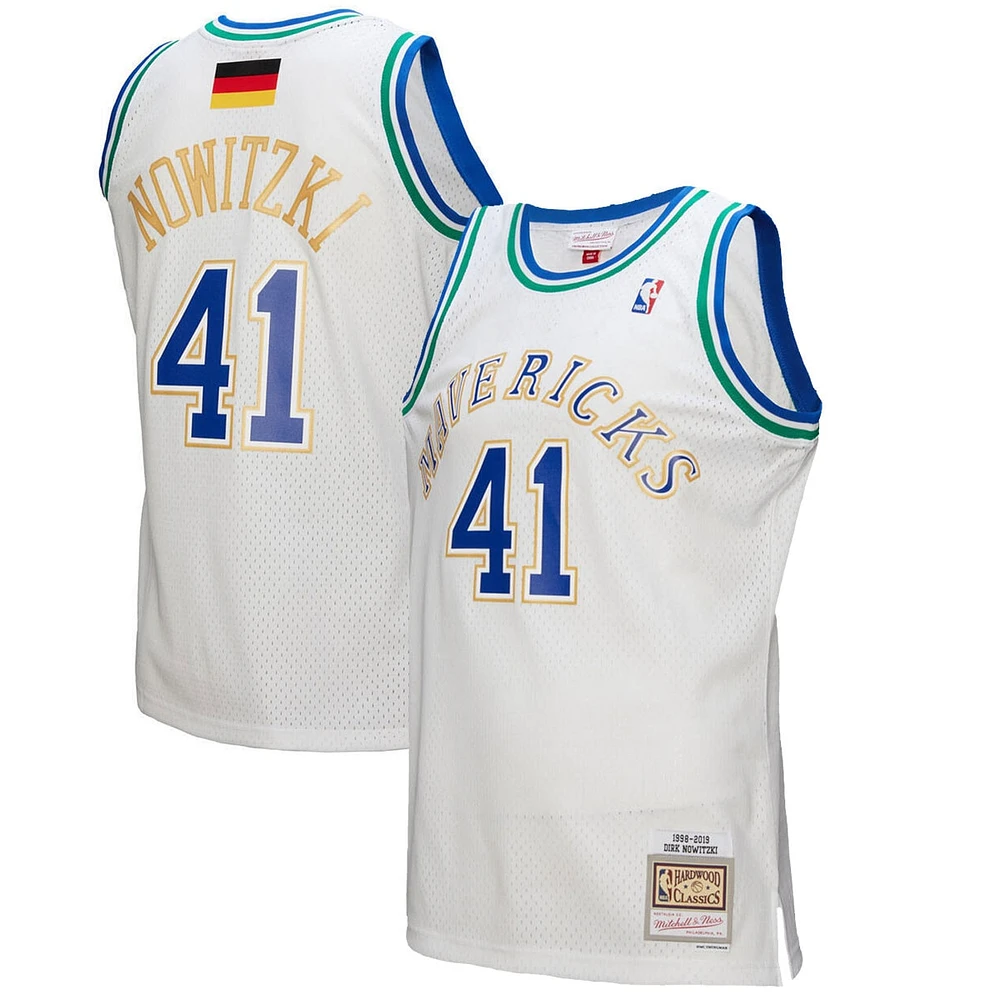 Maillot Mitchell & Ness Dirk Nowitzki pour homme, blanc, Dallas Mavericks 1998/2019 Hardwood Classics, drapeau allemand Swingman
