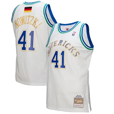 Maillot Mitchell & Ness Dirk Nowitzki pour homme, blanc, Dallas Mavericks 1998/2019 Hardwood Classics, drapeau allemand Swingman