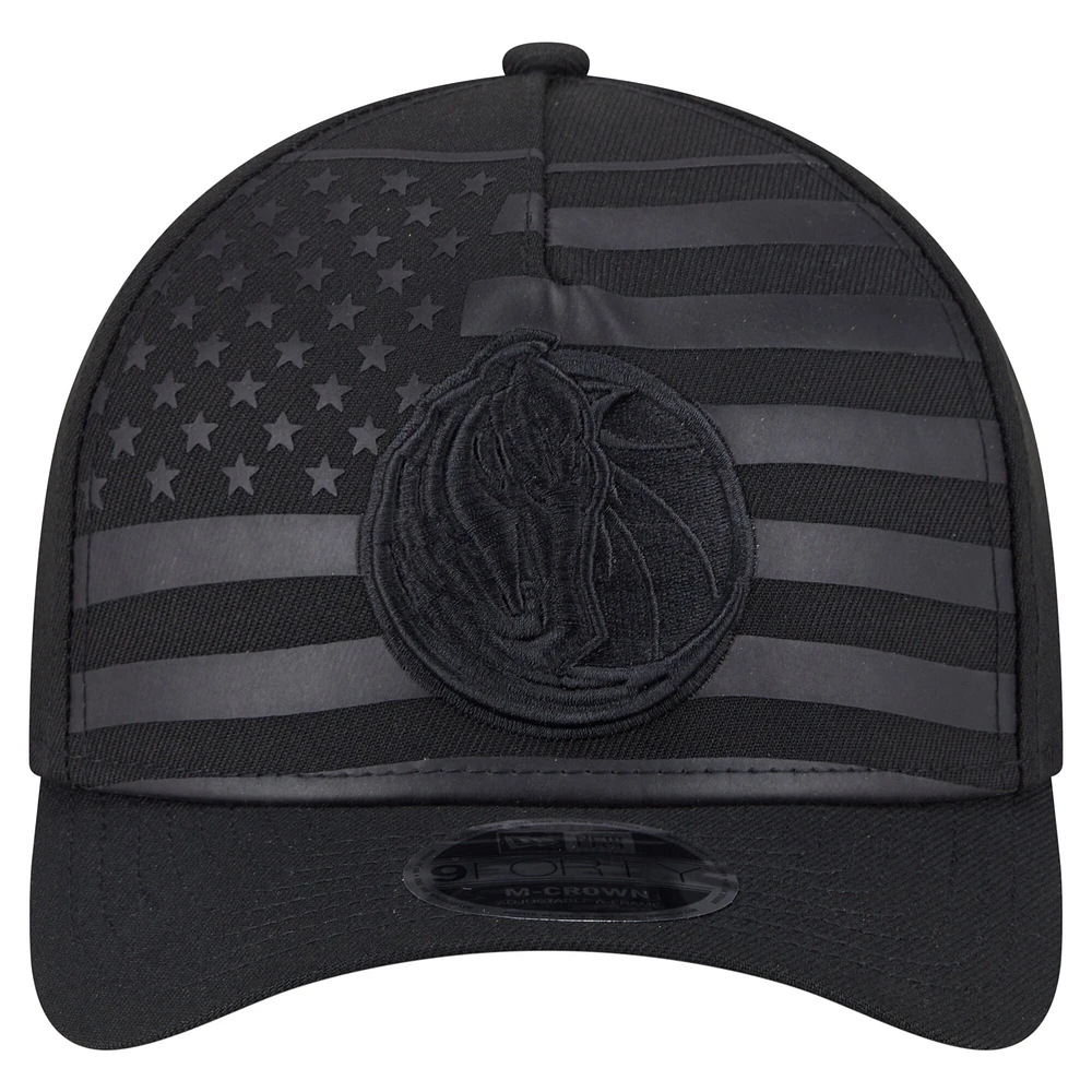 Casquette ajustable A-Frame 9FORTY noire pour homme avec drapeau du jour de match des Dallas Mavericks de New Era